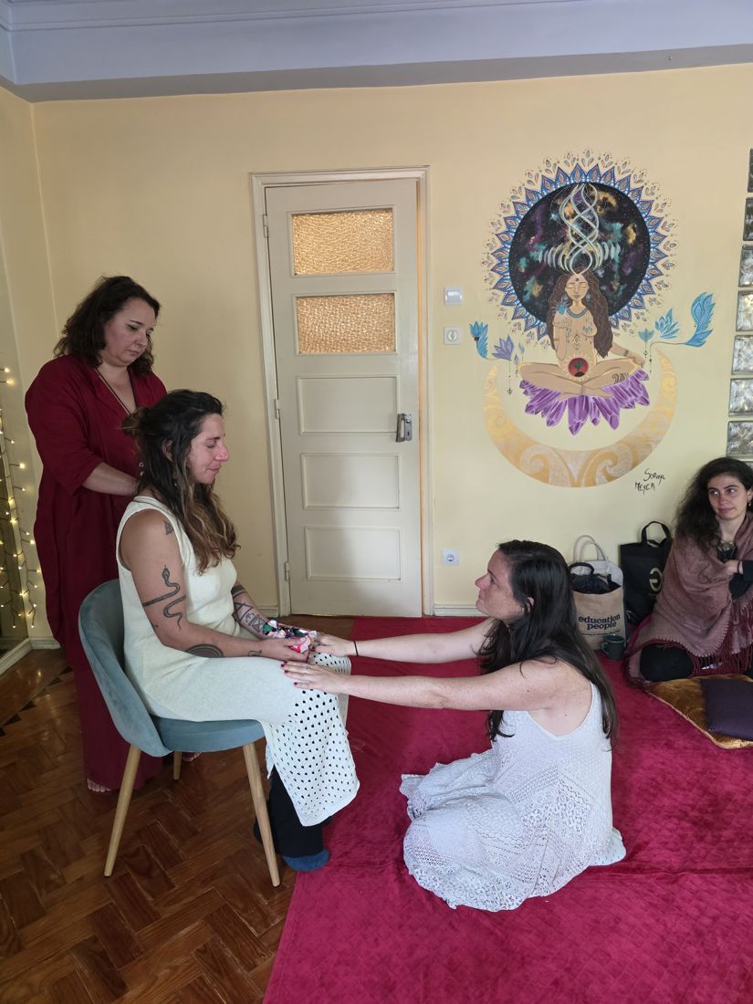 Exercício de constelação: mulheres de mãos dadas no chão